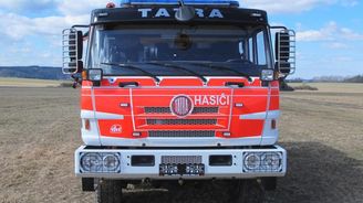 OBRAZEM: Přehlídka hasičské techniky. Podívejte se na speciály s podvozky Tatra
