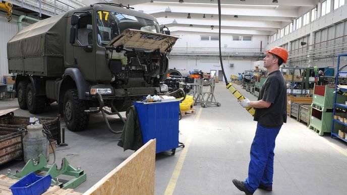 Montáž terénního automobilu Tatra.