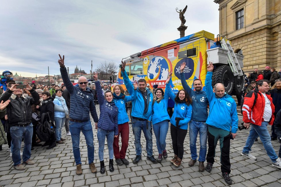 Fanoušci v Praze vyprovodili posádku Tatry na cestu kolem světa (22. 2. 2020)