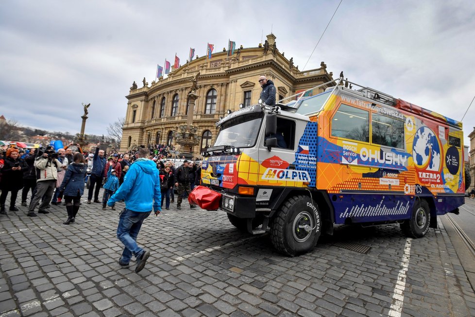 Fanoušci v Praze vyprovodili posádku Tatry na cestu kolem světa (22. 2. 2020)