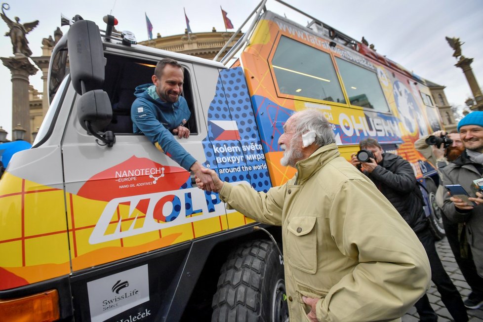 Fanoušci v Praze vyprovodili posádku Tatry na cestu kolem světa (22. 2. 2020)