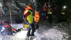 Horská záchranná služba v Tatrách pátrající po muži v lavině