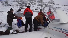 Záchranáři pomáhají 17leté pilotce a jejímu instruktorovi.