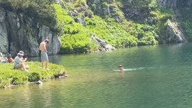 Turisté se koupali v plese navzdory zákazu.