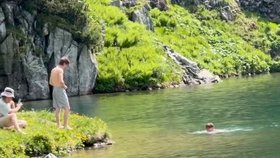 Turisté se koupali v plese navzdory zákazu.