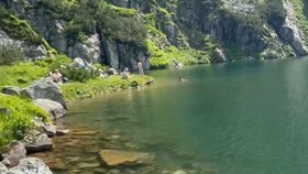 Turisté se koupali v plese navzdory zákazu.