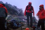 Akce na záchranu uvízlého Čecha trvala díky výrazně nepříznivým podmínkám 30 hodin, při sestupu navíc záchranáře dostihla bouřka