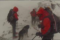 Téměř nulová viditelnost, silný vítr a nebezpečí lavin: Návštěvu Tater raději odložte, varují záchranáři