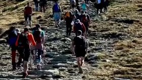 Davy turistů zaplavily Tatry i po prázdninách.