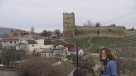 Tatyana bydlela ve městě Feodosia, v pozadí je vidět starodávná pevnost.