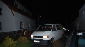 Policisté uzavřeli obec Hajany na Strakonicku, kde zastřelili uprchlého vězně Pavla Tauchena a postřelili jeho manželku