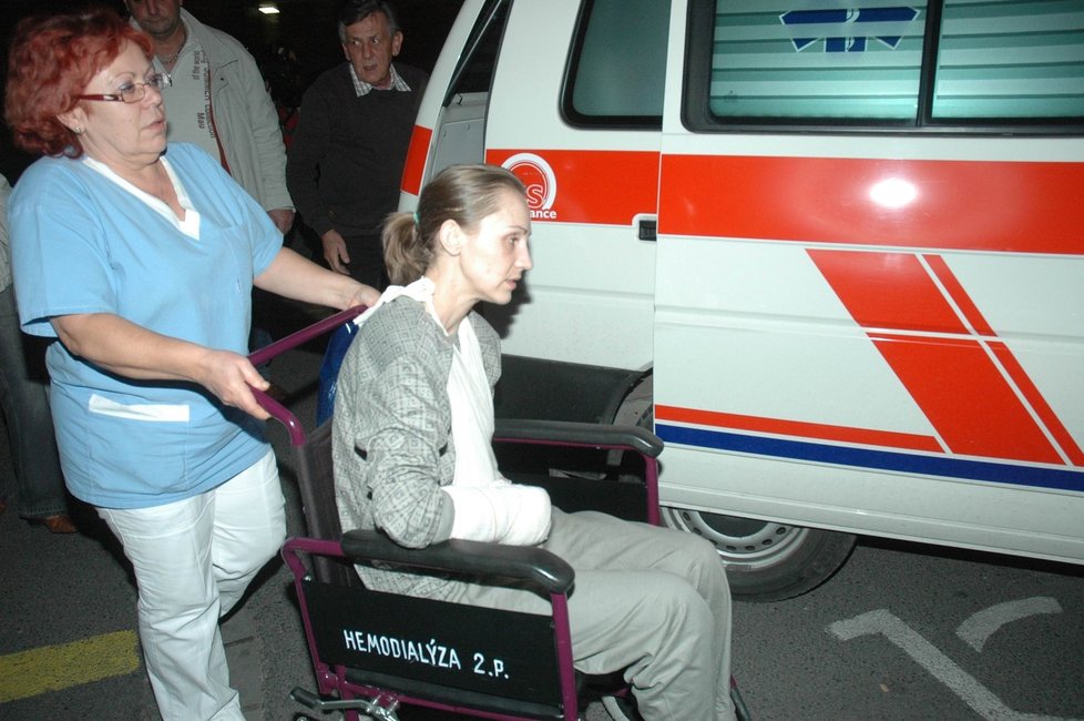 Převoz Tauchenové z Fakultní nemocnice v Plzni do vězeňské nemocnice v Praze.
