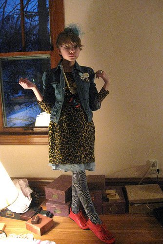 Džínová bunda s kultovními plackami. Lady šaty s leopardím vzorem značky Rodarte, pink polobotky... Tady jsem!