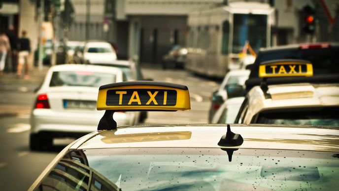 Taxikáři boj proti Uberu nevzdávají