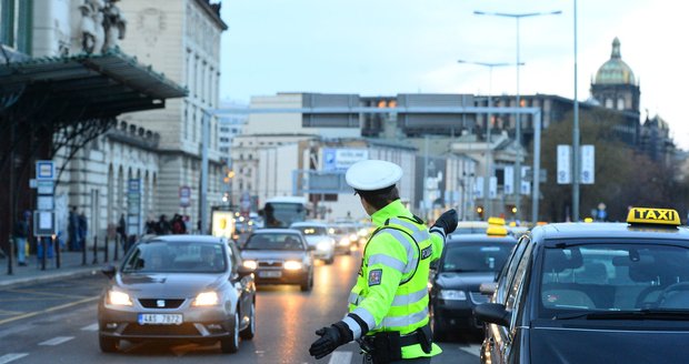 Policisté chytili opilého taxikáře v Praze, nadýchal 0,6 promile. Ilustrační foto