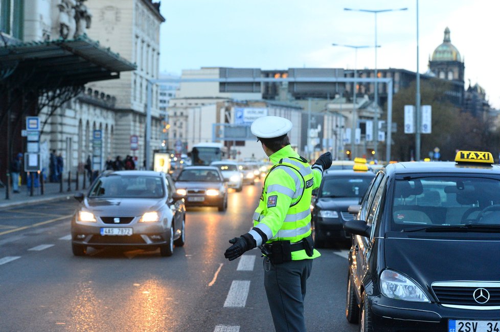 Taxikáři magistrálu uvolnili po osmi hodinách.