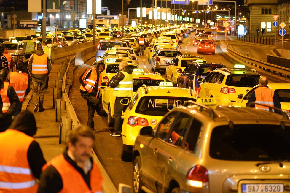 Takhle blokovali taxikáři Prahu v minulosti.