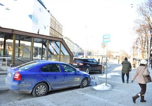 Nepříjemné zážitky s agresivním cestujícím získal taxikář z Vyškova. Schytal několik ran pěstí a cestující po něm chtěl i auto. Ilustrační foto.