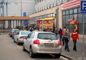 Jako vzorný rodinný příslušník se postaral o zmatenou stařenku (85) v Brně taxikář (27). Naložil ji do auta a odvezl na nejbližší služebnu městské policie. Ilustrační foto