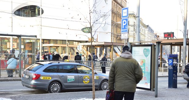 Brněnští taxikáři problémy s Uberem nemají, neboť ho svým předběžným rozhodnutím zakázal ve městě krajský soud. Přesto podpoří své pražské kolegy.