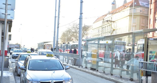 Brněnští taxikáři si budou moci už brzy víc účtovat za nastoupení do auta a za čekání na klienta. Jízdné zůstává i po deseti letech stejné.