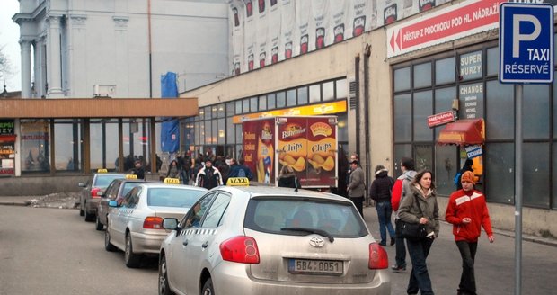 Čtyři parkovací místa na v podstatě jediném veřejném stanovišti taxíků v Brně u hlavního nádraží chtěla od 1.března zabrat jediná soukromá taxislužba. To by třicítku taxikářů-živnostníků prakticky zlikvidovalo.