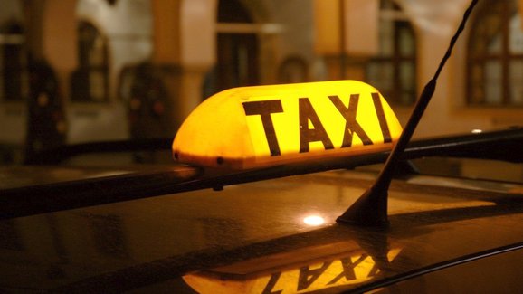 Opatření kvůli koronaviru drtí i taxislužby, řada omezuje činnost