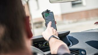 Uber v Americe šustí penězi. Řidiče však marně láká zpátky za volant