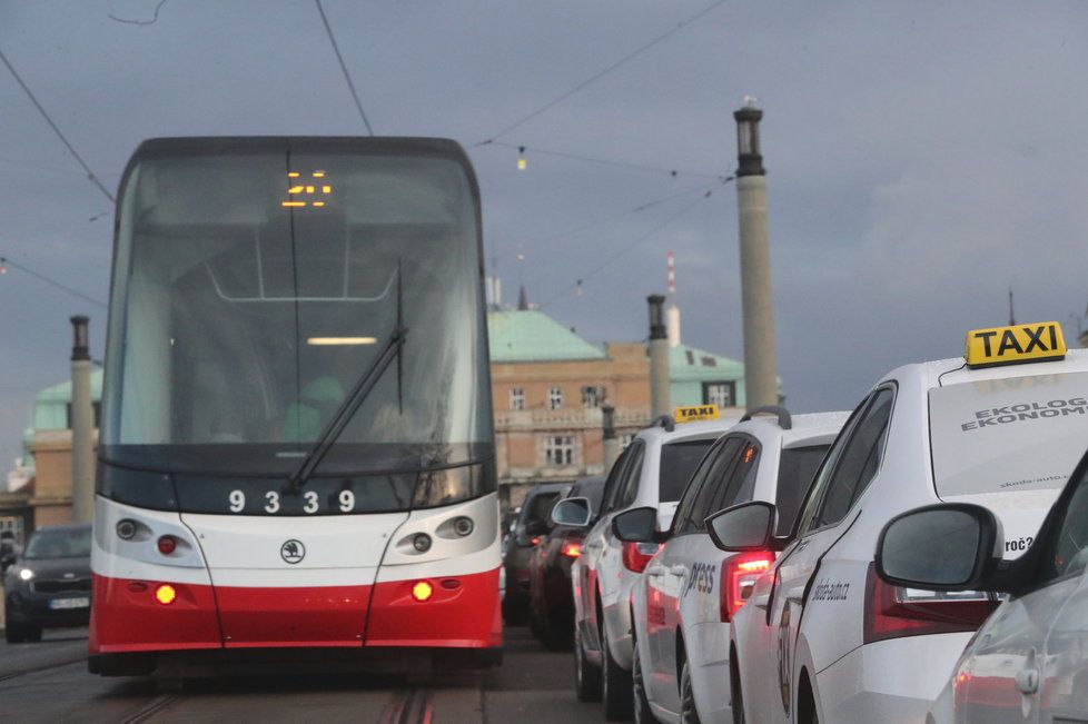 Taxikáři způsobili v centru Prahy dopravní kolaps.