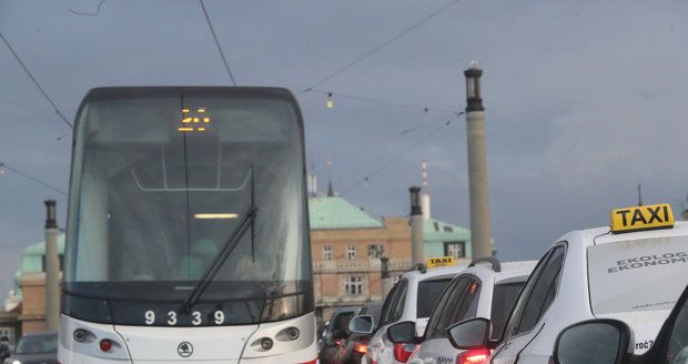 Taxikáři způsobili v centru Prahy dopravní kolaps.