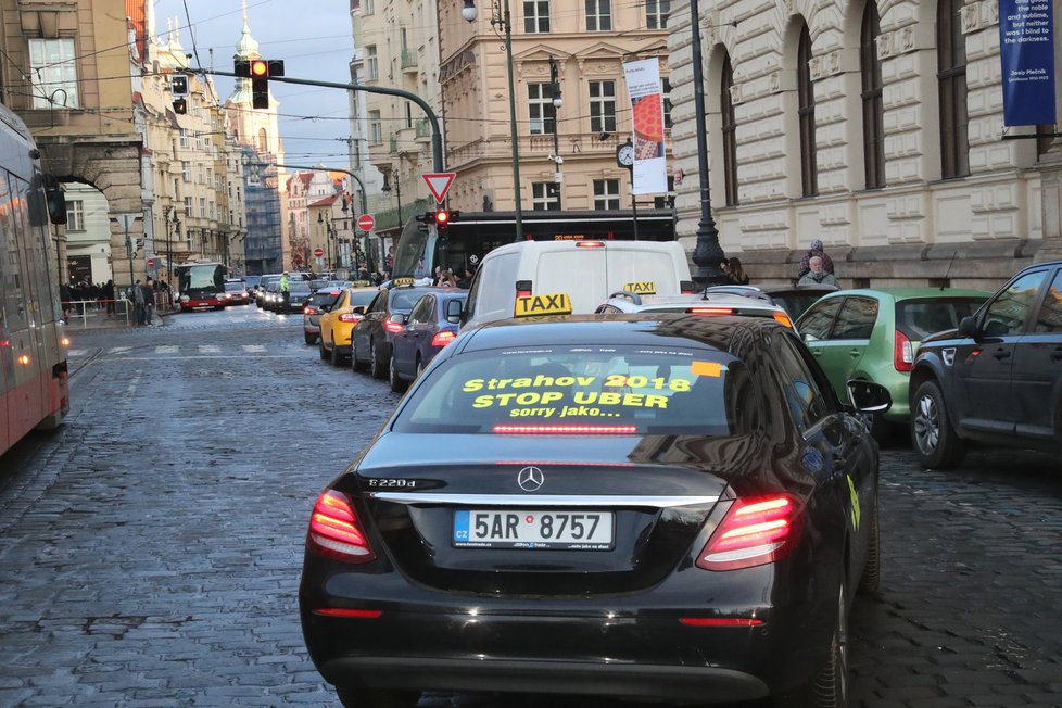 Ulice Prahy během protestů taxikářů na začátku letošního roku.