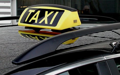 Mladík ukradl taxi a havaroval s ním