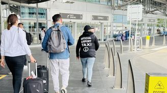 Válka taxikářů na pražském letišti. Uber čelí naháněčům konkurence, věc už řeší policie, zapojí se i místní rozhlas Válka taxikářů na pražském letišti. Uber čelí naháněčům konkurence, věc už řeší policie, zapojí se i místní rozhlas