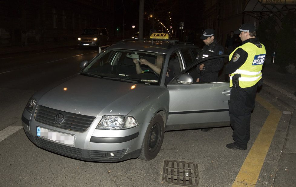 Noční služba speciální taxi hlídky městské policie. Posvítili si na nepoctivce.