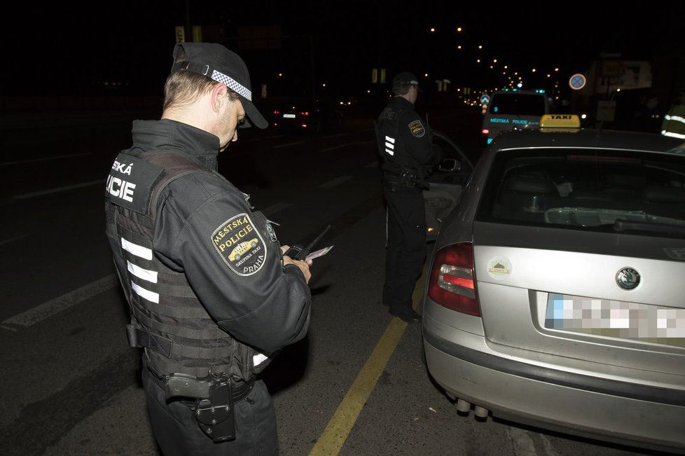 Noční služba speciální taxi hlídky městské policie. Posvítili si na nepoctivce.