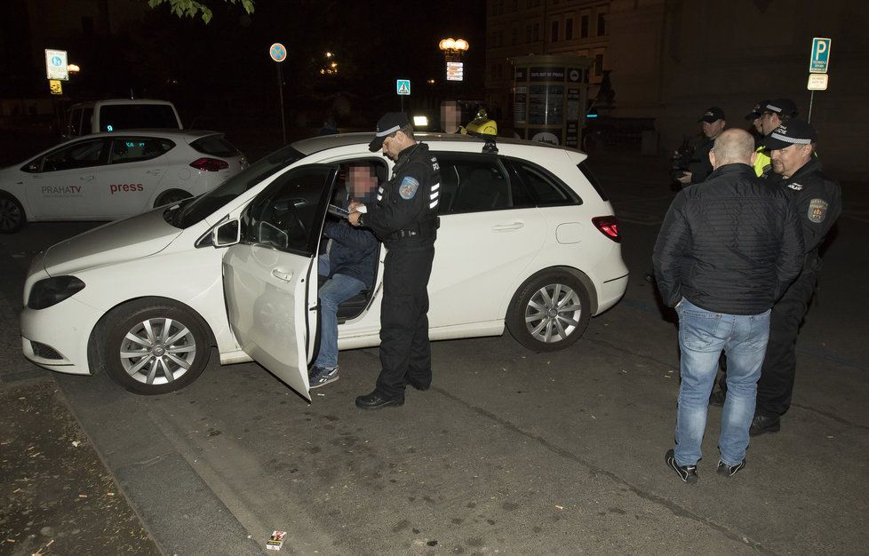 Noční služba speciální taxi hlídky městské policie. Posvítili si na nepoctivce.