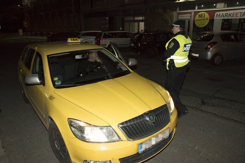 Praha řeší případ neuvěřitelně předraženého taxikáře. Policisté práci taxislužeb kontrolují i v terénu.