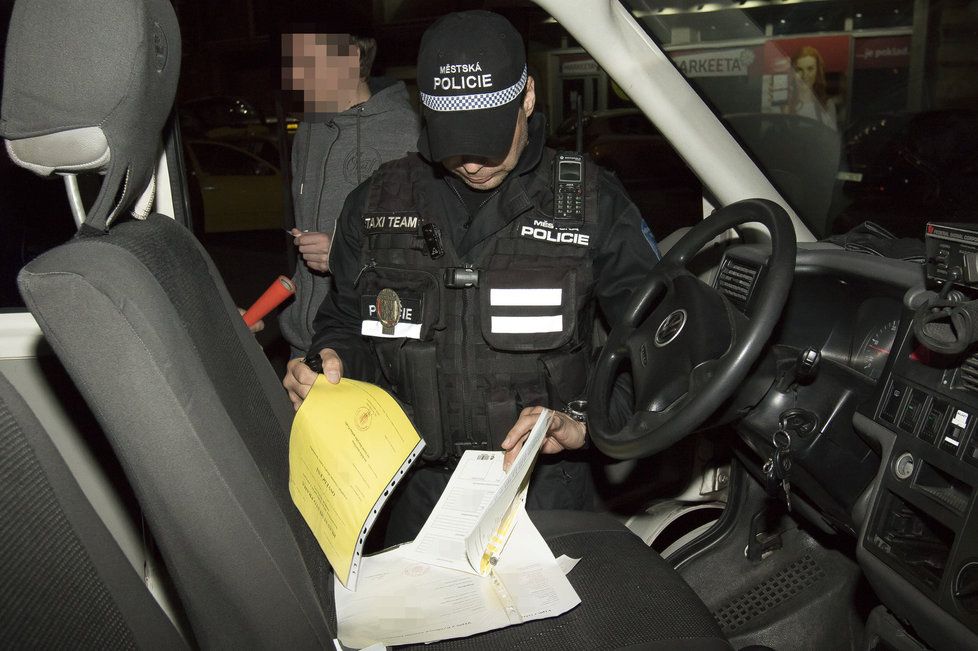 Noční služba speciální taxi hlídky městské policie. Posvítili si na nepoctivce.