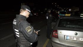 Praha řeší případ neuvěřitelně předraženého taxikáře. Policisté práci taxislužeb kontrolují i v terénu.