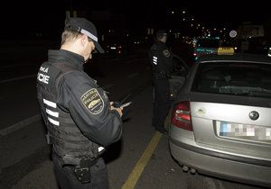 Praha řeší případ neuvěřitelně předraženého taxikáře. Policisté práci taxislužeb kontrolují i v terénu.