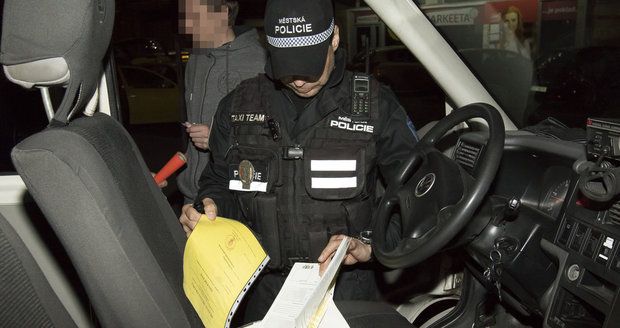 Noční služba speciální taxi hlídky městské policie. Posvítili si na nepoctivce.