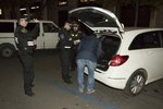 Noční služba speciální taxi hlídky městské policie. Posvítili si na nepoctivce.