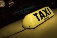 Taxikáři bez taxametru riskují místo. Na novelu o nelegální taxislužbě kývl Senát