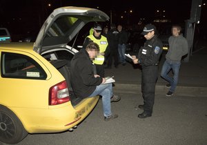 Taxikář předražil mnohonásobně jízdu. Počkala si na něj policie. (ilustrační foto)