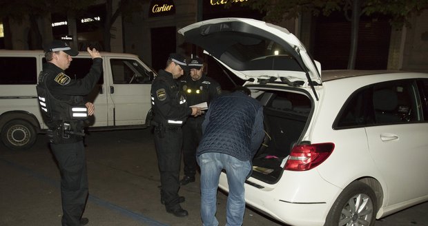 Je Uber vždy nejlevnější „taxi“? 4 z 10 řidičů mají jízdy předražené, zjistila kontrola