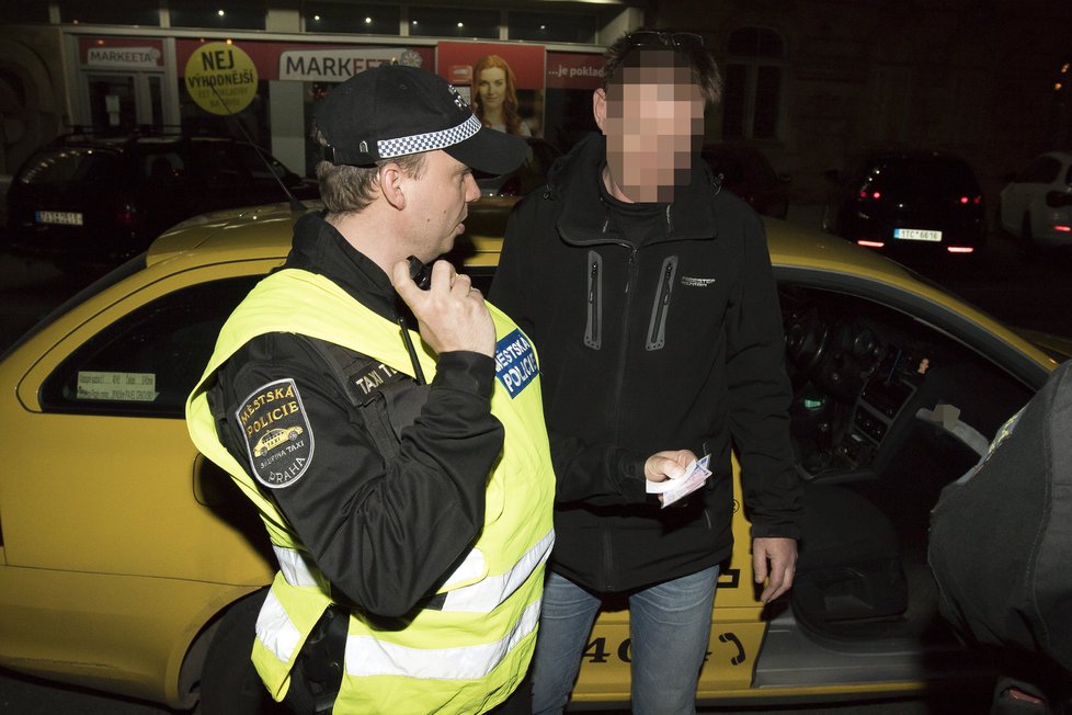 Noční služba speciální taxi hlídky městské policie. Posvítili si na nepoctivce.