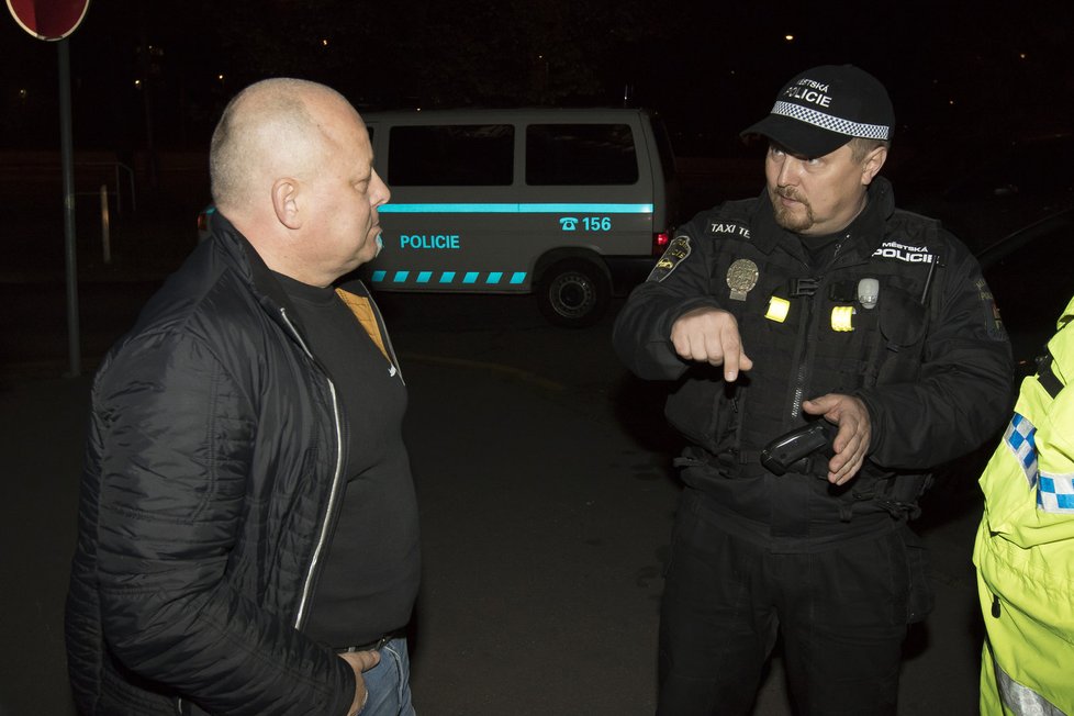 Noční služba speciální taxi hlídky městské policie. Posvítili si na nepoctivce.