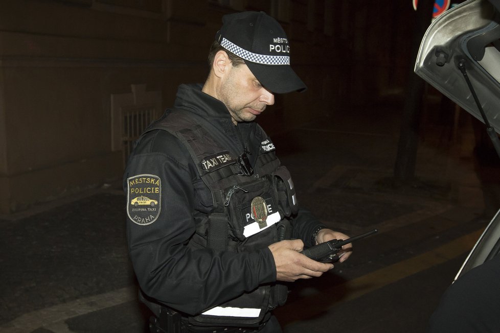 Praha řeší případ neuvěřitelně předraženého taxikáře. Policisté práci taxislužeb kontrolují i v terénu.