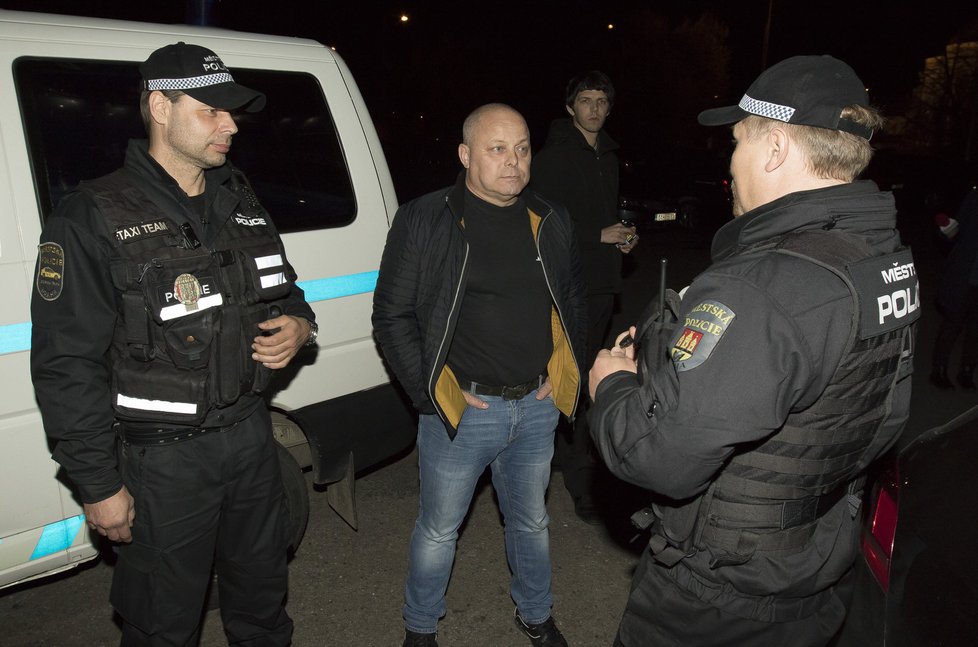 Noční služba speciální taxi hlídky městské policie. Posvítili si na nepoctivce.