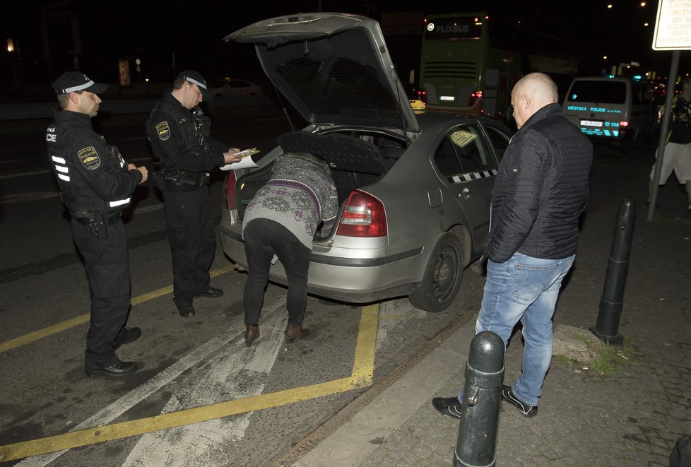 Praha řeší případ neuvěřitelně předraženého taxikáře. Policisté práci taxislužeb kontrolují i v terénu.